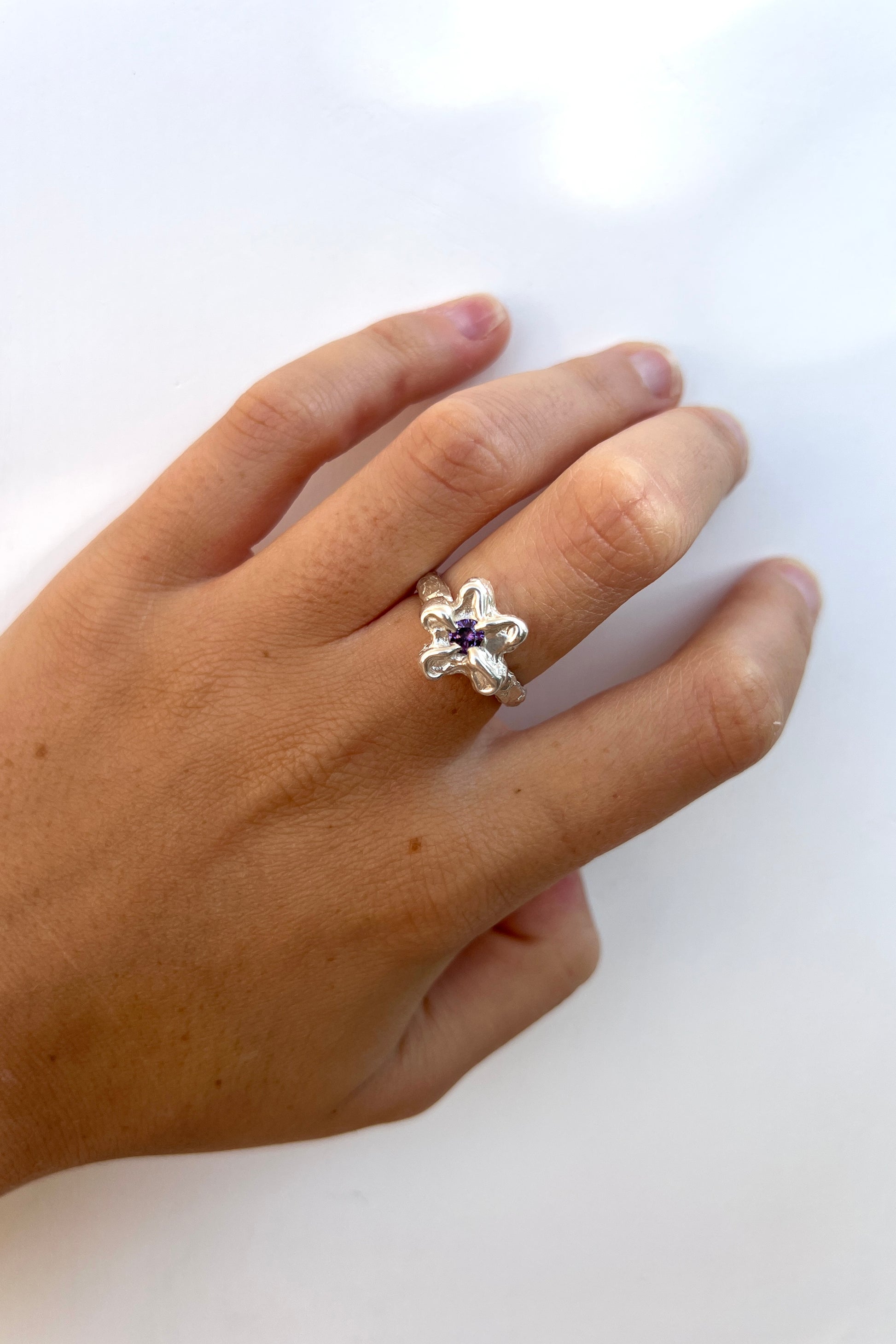 Bague Mini Bloom Mauve Foncé.