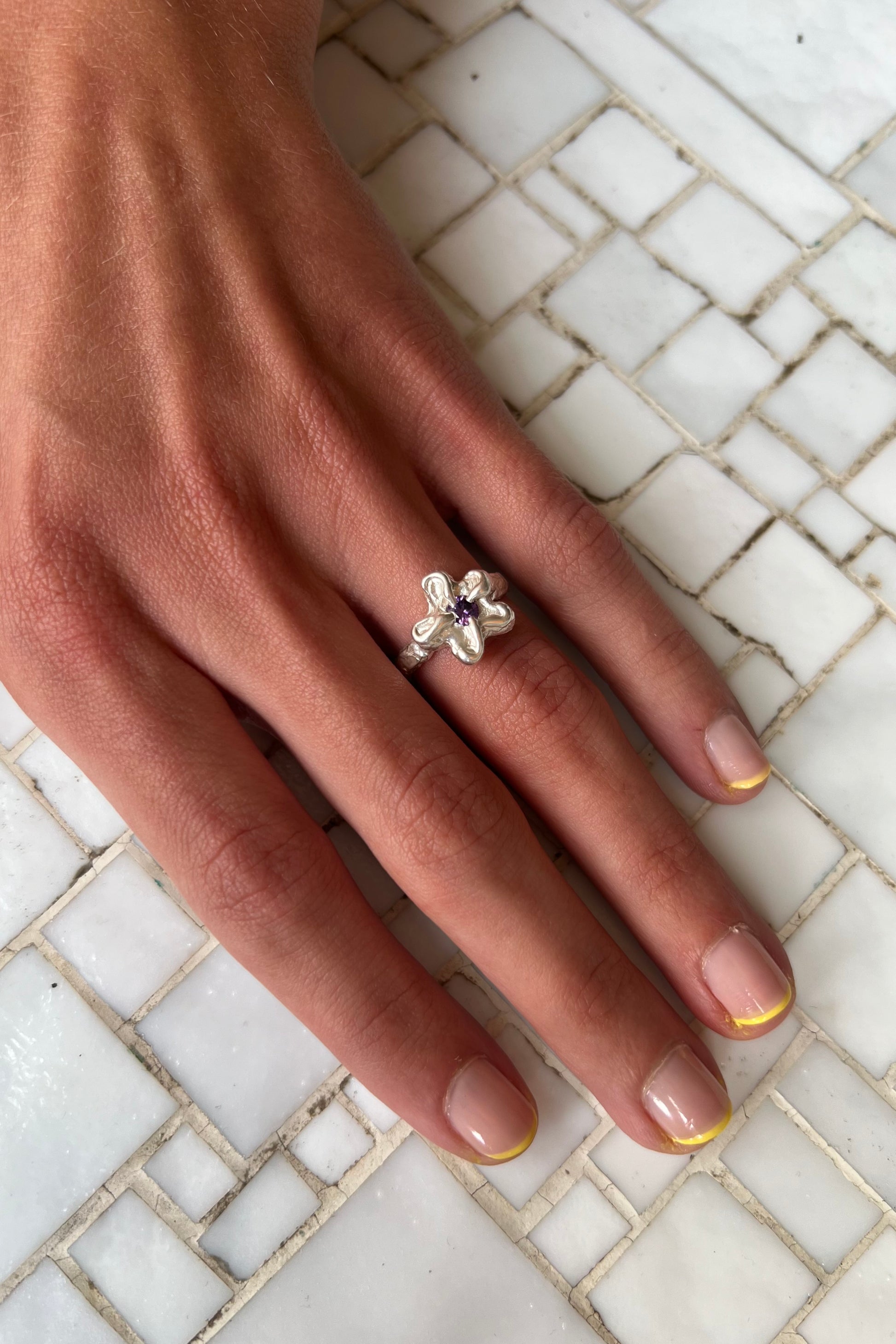 Bague Mini Bloom Mauve Foncé.