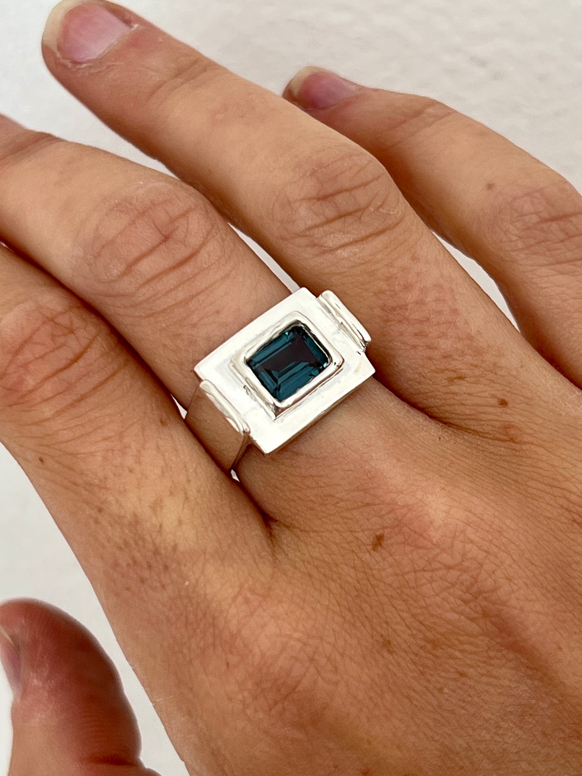 Bague Art Deco Vert.