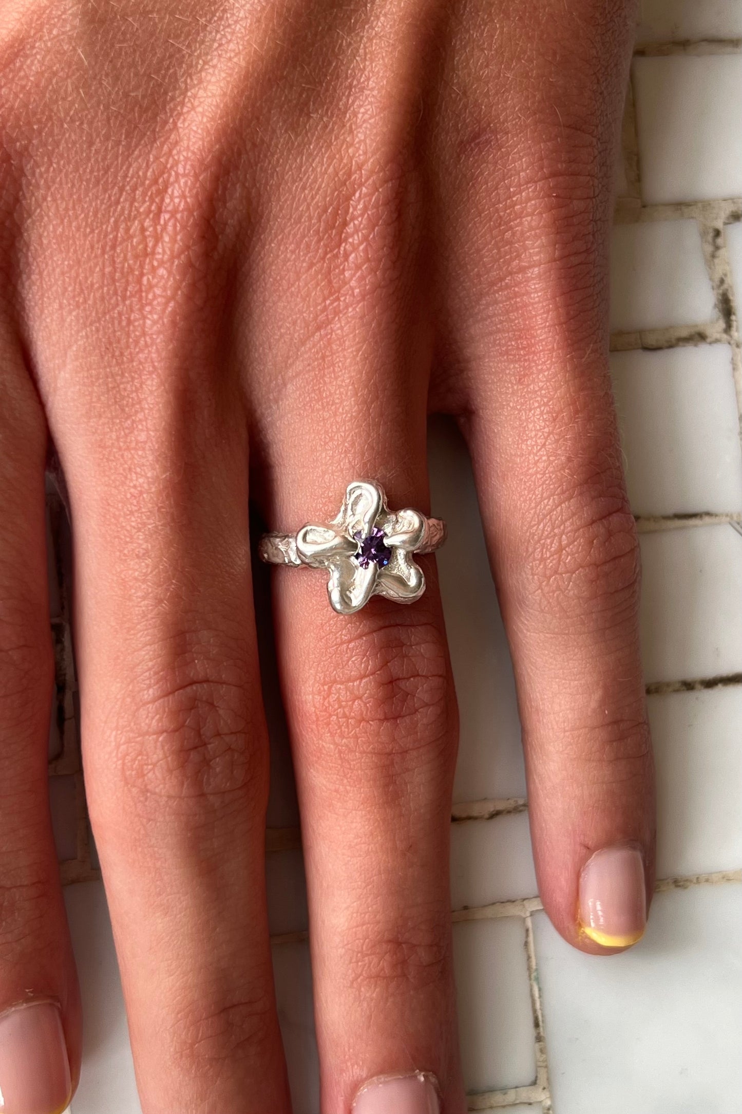 Bague Mini Bloom Mauve Foncé.