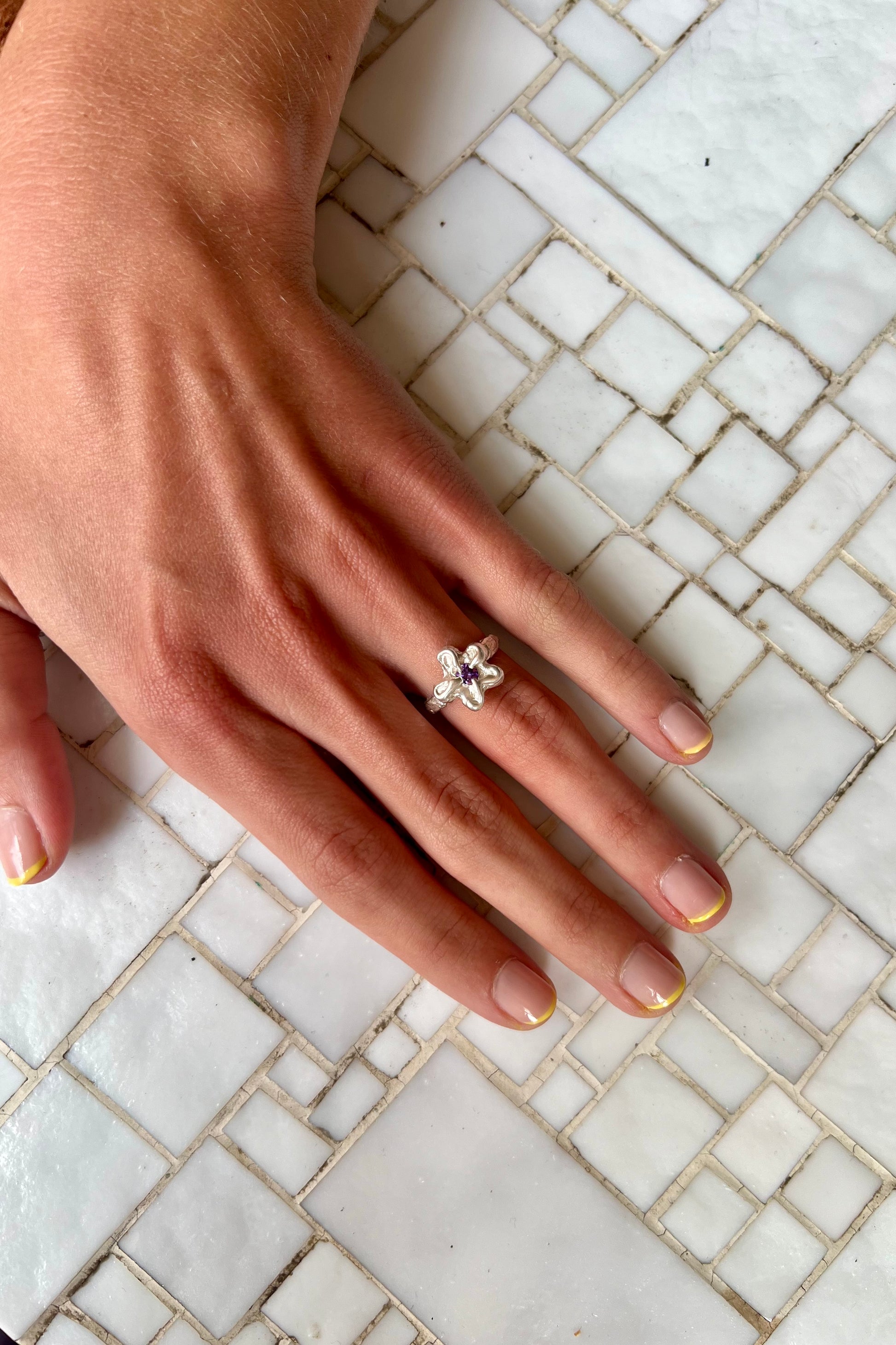 Bague Mini Bloom Mauve Foncé.