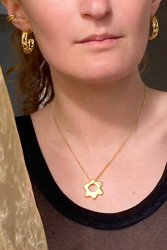 Collier Bloom.
